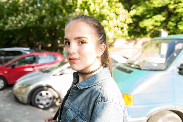 Retrato Uma Menina Bonita Parque — Fotografia de Stock