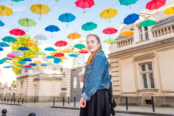 Şehirde Şemsiyelerin Altında Yürüyen Güzel Bir Kız Siyah Elbiseli Çok — Stok fotoğraf