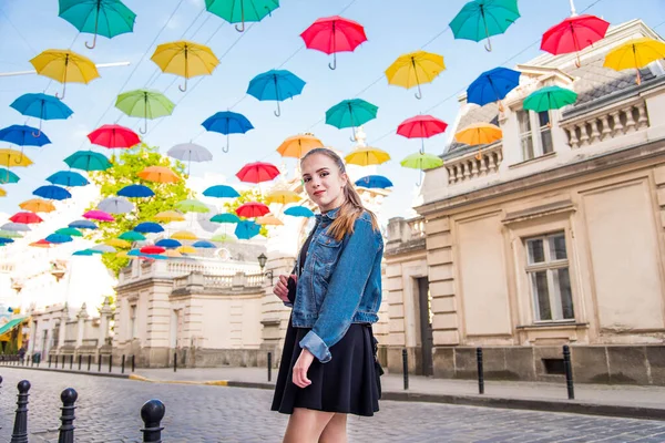 Gyönyörű Lány Aki Esernyők Alatt Sétál Városban Aranyos Fekete Ruhás — Stock Fotó