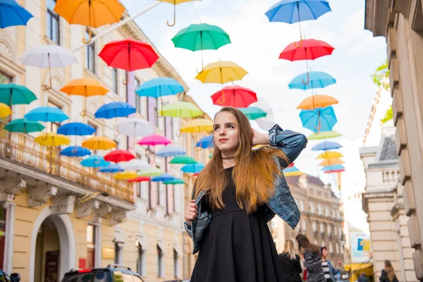 Şehirde Şemsiyelerin Altında Yürüyen Güzel Bir Kız Siyah Elbiseli Çok — Stok fotoğraf