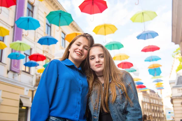 Дві Красиві Молоді Дівчата Гуляють Місту Кольорові Парасольки Небі — стокове фото