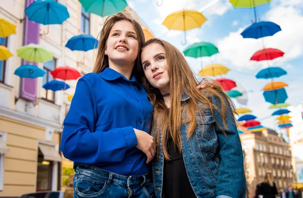 Дві Красиві Молоді Дівчата Гуляють Місту Кольорові Парасольки Небі — стокове фото