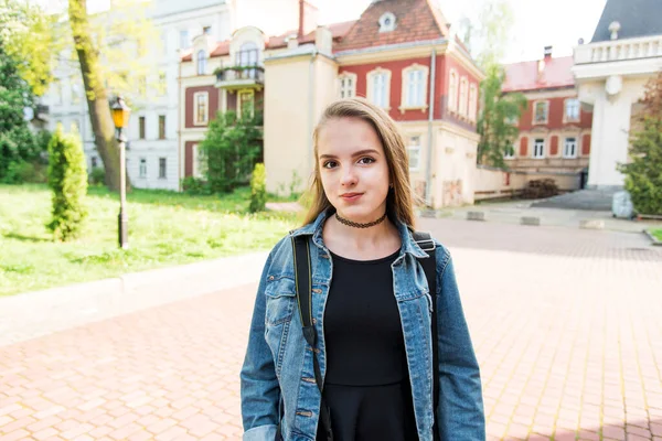 Porträtt Vacker Flicka Parken — Stockfoto