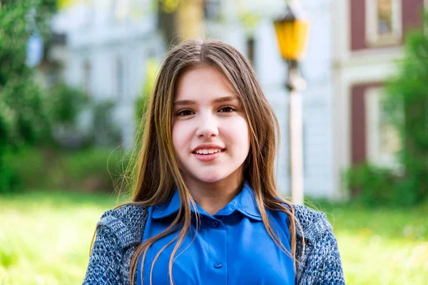 Retrato Una Hermosa Chica Parque — Foto de Stock