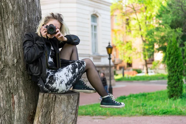 Дівчина Фотограф Фотографує Природу Сидячи Дереві Парку Прекрасна Молода Дівчина — стокове фото