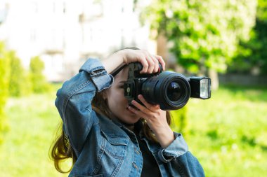 Kadın profesyonel bir fotoğrafçı, DSR kamerası, açık hava ve güneş ışığı, Portre, yakın çekim..