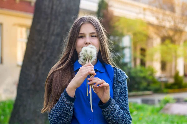 Joven Mujer Moda Primavera Soplando Diente León Jardín Primavera Primavera —  Fotos de Stock