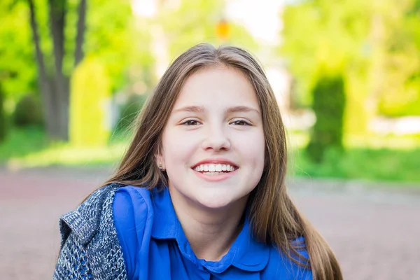 Retrato Una Hermosa Chica Parque — Foto de Stock