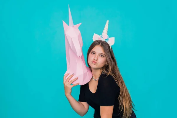 Kawaii Tonårstjej Söt Ung Kvinna Med Enhörning Horn Innehav Handgjort — Stockfoto