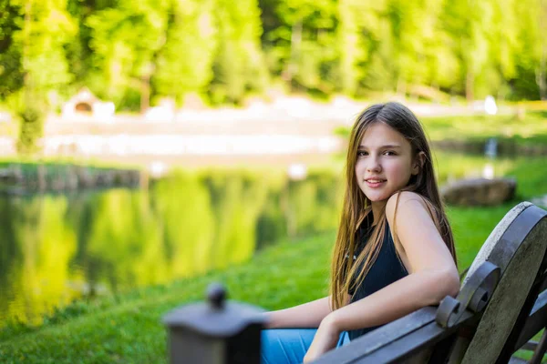 Chica Tímida Lijando Mirando Cámara Linda Adolescente Siendo Tímida Fondo — Foto de Stock