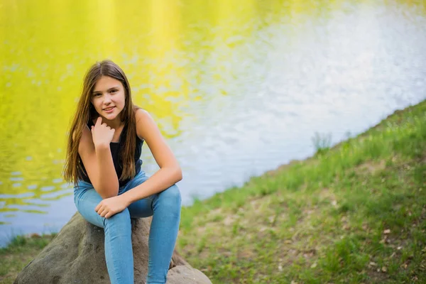 Verlegen Meisje Schuurend Kijkend Naar Camera Schattig Tiener Meisje Verlegen — Stockfoto