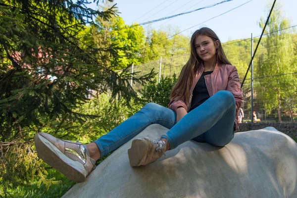 Menina Tímida Lixar Olhando Para Câmera Menina Adolescente Bonito Sendo — Fotografia de Stock