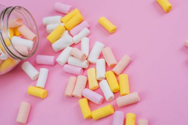 Bardakta beyaz marşmelov. Parti konsepti. Boşluğu kopyala