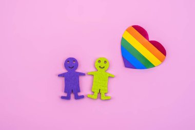LGBT insan figürleri. İki erkek figürü alışılmadık oryantasyon gösteriyor. Evlilik ve aile, çift. Pembe arkaplan.