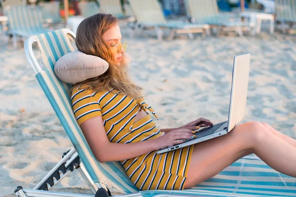 Ajuste Mujer Joven Sentada Silla Cubierta Playa Vista Mar Usando — Foto de Stock