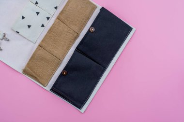 Ofis düzenleyicisi, beyaz, siyah, el işi renk ve pembe arka planda yaprak. Fotoğrafı kapat.