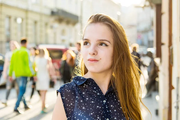 Ritratto Adolescente Ragazza Con Una Voglia Sul Labbro Concetto Soleggiato — Foto Stock