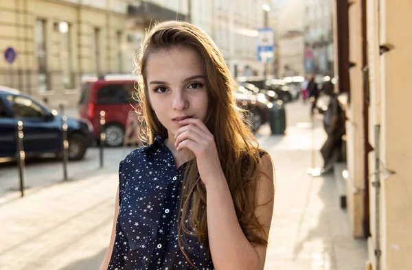 Ritratto Adolescente Ragazza Con Una Voglia Sul Labbro Concetto Soleggiato — Foto Stock