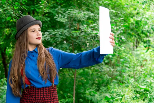 若い作家は散歩にインスピレーションを求めている 葉を手にしたスタイリッシュな女の子 — ストック写真
