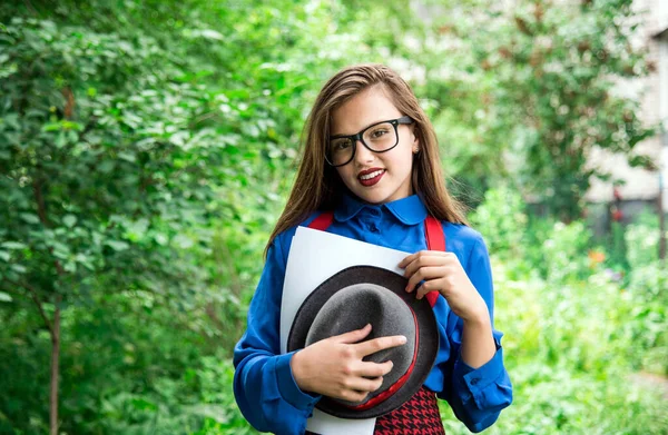 Joven Escritor Que Busca Inspiración Para Dar Paseo Chica Con —  Fotos de Stock