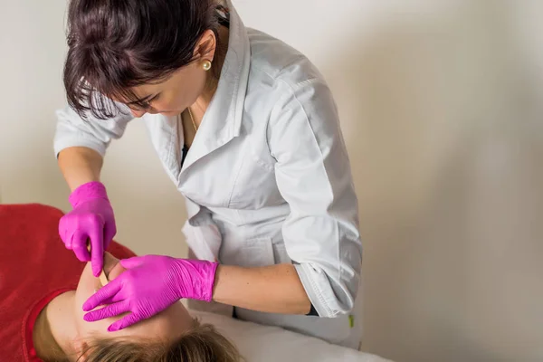 Kosmetologe Ist Ein Fachmann Mit Einer Patientin Büro Von Sugar — Stockfoto