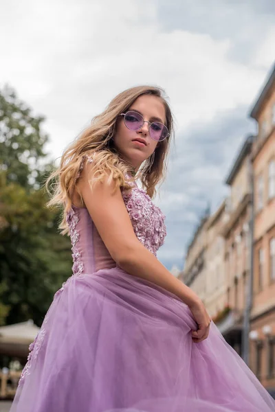 Portrait Young Gil Wearing Dress Violet Sunglasses Tattoes Her Arms — Stockfoto