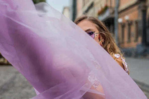 Retrato Gil Joven Con Vestido Gafas Sol Violeta Tatuajes Sus — Foto de Stock