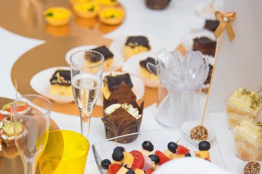 Tatlı masası ya da çikolata. Meyveli çikolata, tiramisu, kek, kek çubuğu, kapat..