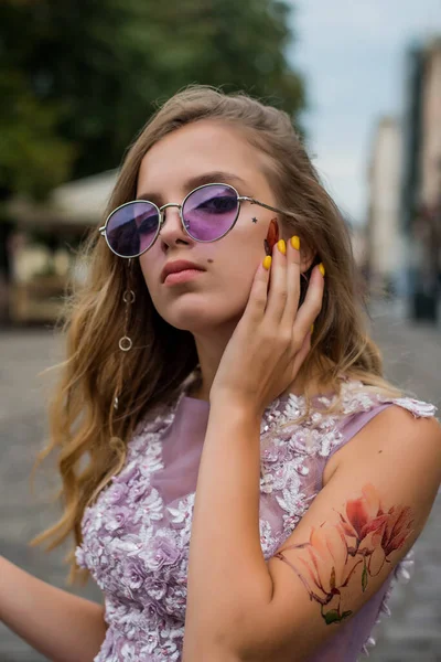 Retrato Jovem Gil Vestindo Vestido Óculos Sol Violeta Tatuagens Nos — Fotografia de Stock