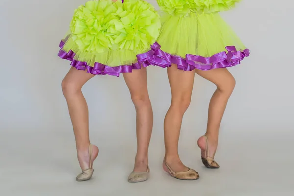 Маленькі Дівчата Балерини Кольорових Зелених Сукнях Брекерських Колготках Похмурих Туфлях — стокове фото