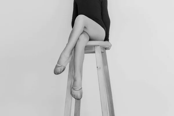 Kislányok Balerina Fekete Öltönyben Belk Harisnya Pointe Cipő Ülni Széken — Stock Fotó