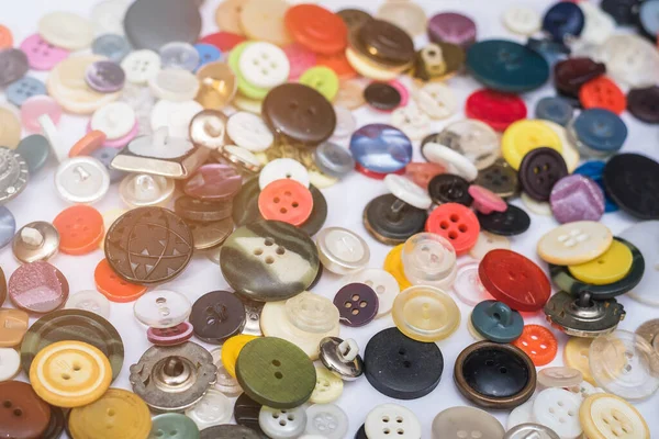 Fondo Con Muchos Botones Colores Diferentes Mesa — Foto de Stock