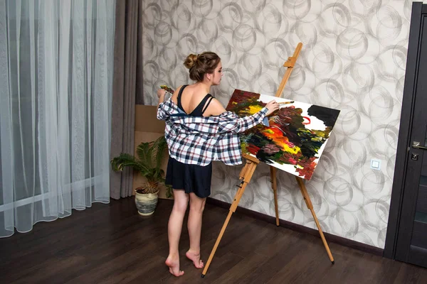 Kreatywny Szczęśliwy Malarz Maluje Kolorowy Obraz Zbliżenie Procesu Malowania Miejscu — Zdjęcie stockowe