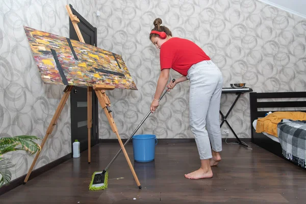 Adolescente Feliz Más Chica Tamaño Limpieza Casa Cantando Bailando Divirtiéndose — Foto de Stock