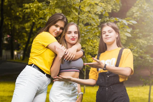 公園で楽しんでいる素敵な10代の女の子3人 天気の良い日 秋のコンセプト ハグよ ライフスタイル トレンディヒップスター女の子 — ストック写真