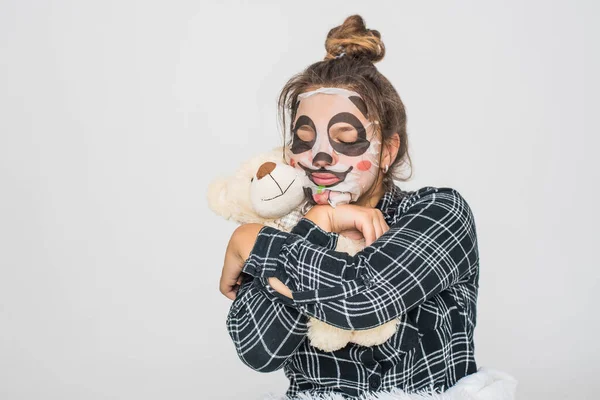 Joven Adolescente Con Máscara Panda Facial Abrazando Oso Peluche Mirando — Foto de Stock