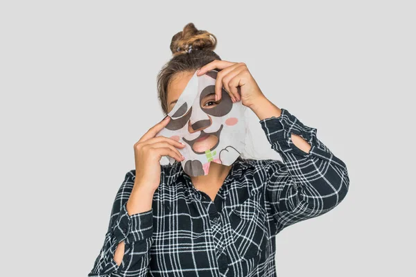 Ung Tonåring Flicka Med Ansiktspanda Mask Tittar Kameran Över Vit — Stockfoto