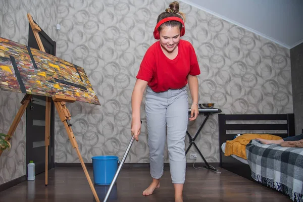 Adolescente Feliz Além Tamanho Menina Limpeza Casa Cantando Dançando Divertindo — Fotografia de Stock