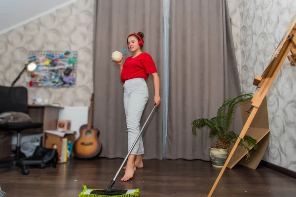 Adolescente Feliz Chica Tamaño Grande Limpiando Casa Cantando Bailando Bebiendo —  Fotos de Stock