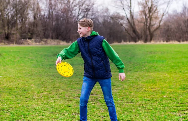 Teenager Playing Frisbee Park — Stock Photo, Image