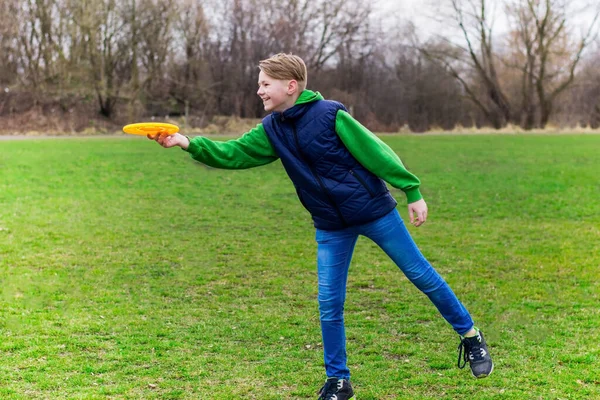 Adolescente Jogando Frisbee Parque — Fotografia de Stock