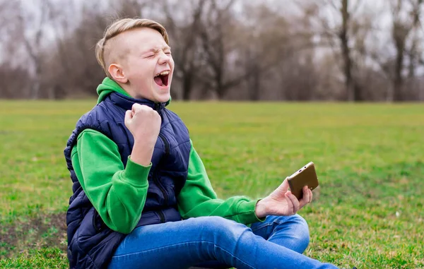 Der Teenager Mit Dem Handy Auf Der Straße — Stockfoto