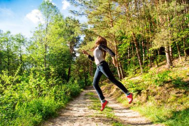 Ormandaki güzel genç atletik kız.