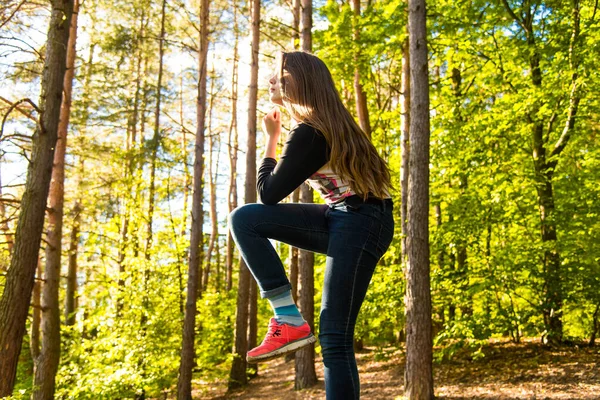 森の中の美しい若い運動女の子 — ストック写真