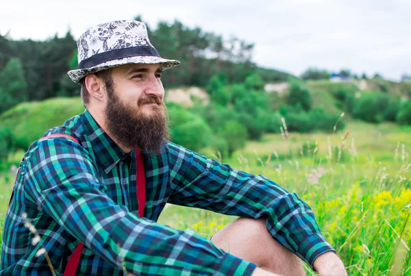 Homem Bonito Hipster Com Barba Rosto Sério Camisa Pano Suspensórios — Fotografia de Stock