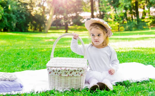 Una Niña Pequeña Hermosa Camina Por Parque Con Una Cesta —  Fotos de Stock