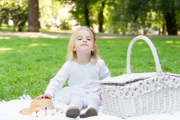 Una Niña Pequeña Hermosa Camina Por Parque Con Una Cesta —  Fotos de Stock