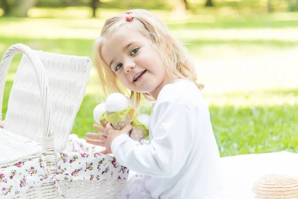 Una Niña Pequeña Hermosa Camina Por Parque Con Una Cesta —  Fotos de Stock