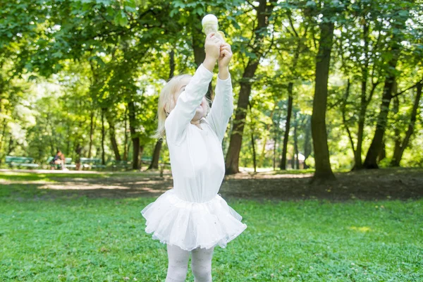 Egy Gyönyörű Kislány Sétál Parkban Piknikkosárban Szalmakalapban Vicces Érzelmes Baba — Stock Fotó