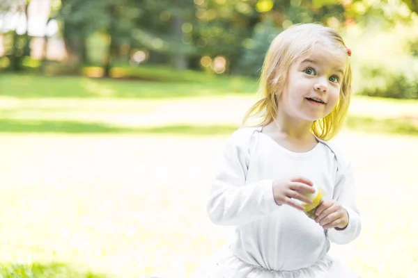 Una Bella Bambina Cammina Nel Parco Con Cestino Picnic Cappello — Foto Stock